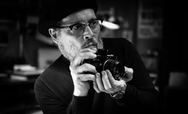 尊尼特普在新作《毒水曝光》化身傳奇攝影師，揭開「水俁病」毒案背後的人道災難。