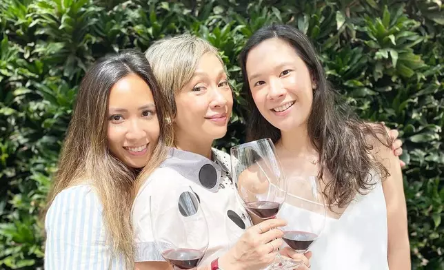 余安安與兩個女兒。