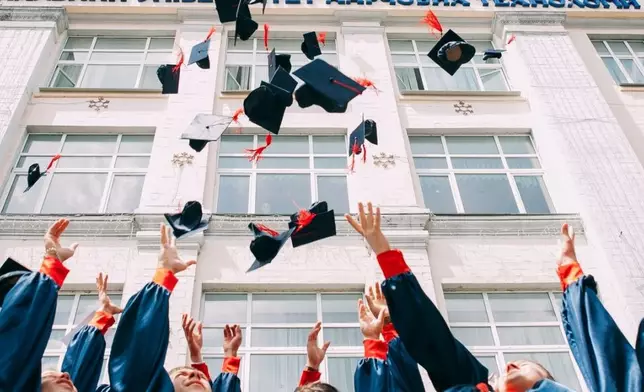 日本有網民被父母開出一份升學承諾書，列明大學畢業後要還債。unsplash示意圖片