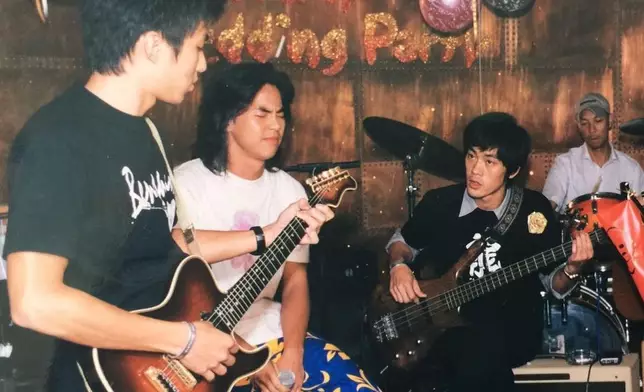 每個周末他們到處演出。