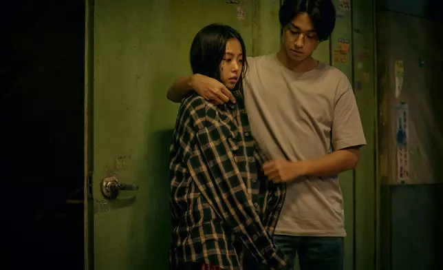 高旻示在《Sweet Home》中飾演李到晛的妹妹「李恩宥」，二人在電視劇《五月的青春》中會再合作（Netflix劇照）