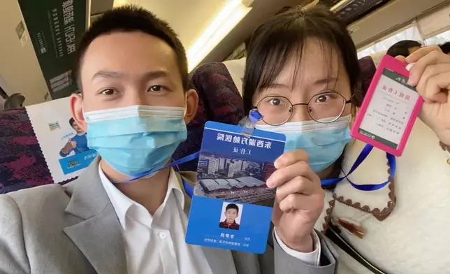 張敏和李夢鴿婚後回到武漢，還手持當時的援鄂醫療工作證合照。（網上圖片）