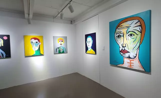 河正宇舉辦第10次個人畫展（網上圖片）