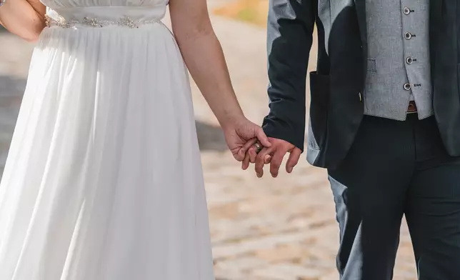 工人姐姐因要結婚而辭職離開香港。設計圖片