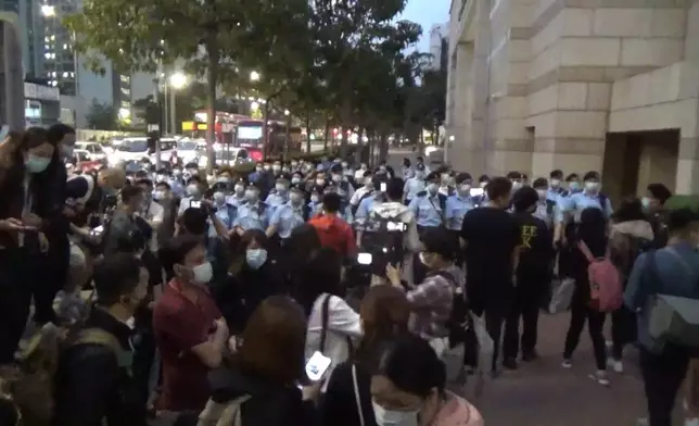 警員驅趕法院外人群。
