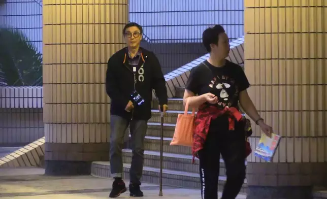 去年初，松哥被本報獨家拍攝到撐拐杖出街，期間出現手震及口齒不清情況。