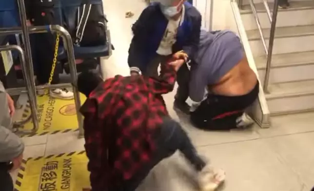 一名男子被另一名男子壓倒在地。香港突發事故報料區FB圖片