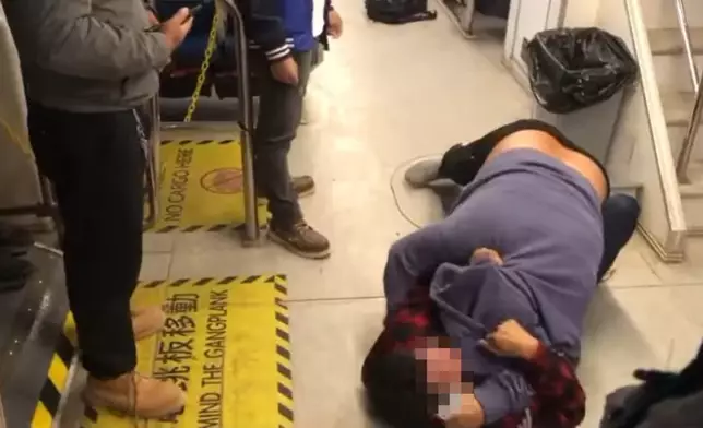 一名男子被另一名男子壓倒在地。香港突發事故報料區FB圖片