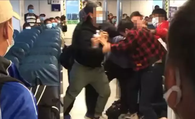 數名地盤工人疑因爭位口角繼而於船艙群毆。香港突發事故報料區FB圖片