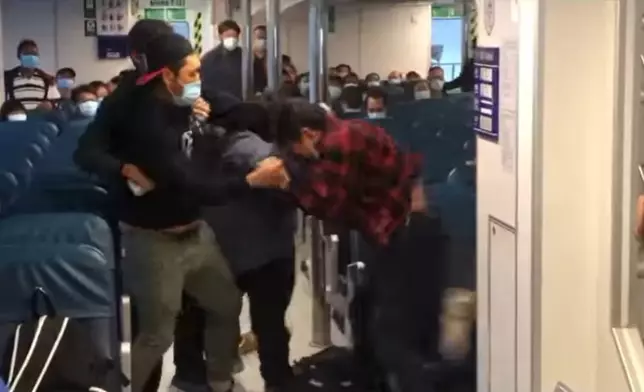 數名地盤工人疑因爭位口角繼而於船艙群毆。香港突發事故報料區FB圖片