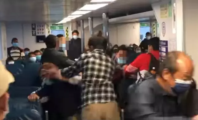 數名地盤工人疑因爭位口角繼而於船艙群毆。香港突發事故報料區FB圖片