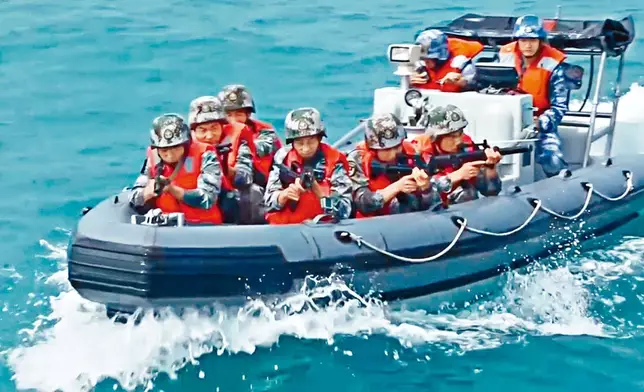 駐港部隊出動快艇參與海陸空演練。