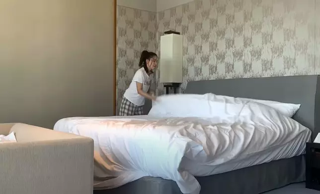 酒店每星期會把新床單送到住戶房。