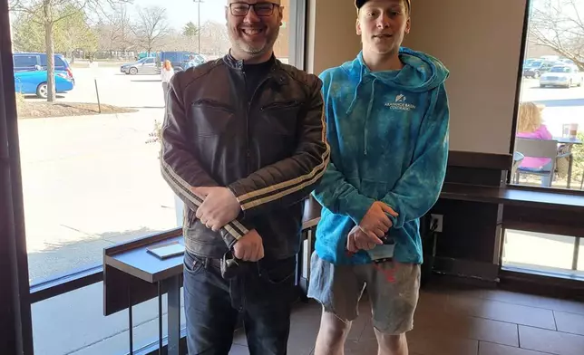 Baron（左）日前與Celner（右）相約在當年的咖啡店見面。（網上圖片）