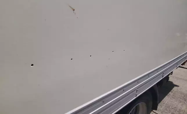 醫院管理局的密斗貨車左邊車身驚現一排直徑約5mm的小洞。