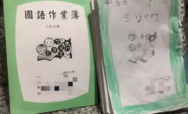 就讀幼稚園大班的女兒自行以筆記簿「複製」作業簿，連內頁也繪上格子，絕不馬虎。（網上圖片）