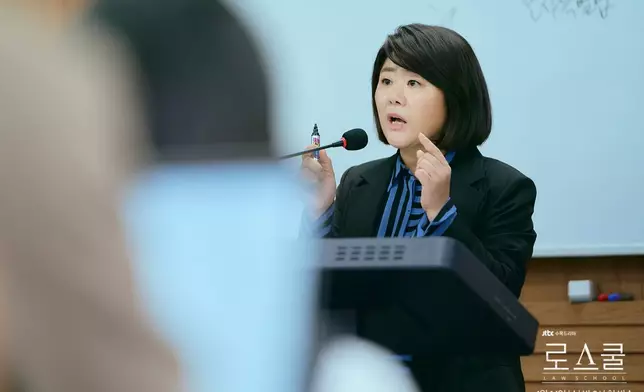 李姃垠飾演深受學生歡迎的民法教授（網上圖片）