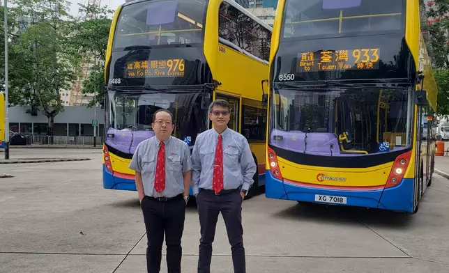 新巴城巴策劃及車務編排經理黃漢中(左)及新巴城巴商務總監吳義君(右)。
