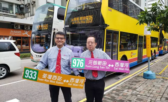 新巴城巴策劃及車務編排經理黃漢中(右)及新巴城巴商務總監吳義君(左)。