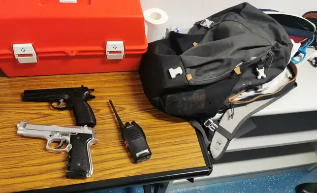 警方檢獲2支玩具槍及2部對講機。