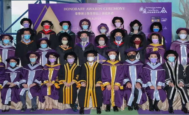 獲頒授香港演藝學院榮譽博士及院士進行大合照，張學友坐正前排當眼位置。