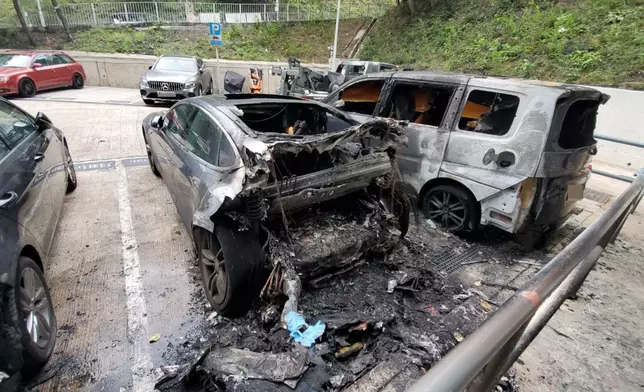 彩雲邨三輛私家車今早突然起火。