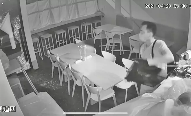 賊人闖入咖啡店後抬走收銀機。片段截圖