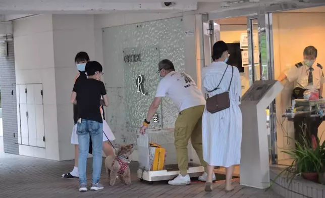 荃威花園R座居民帶同寵物安排代為照顧。資料圖片