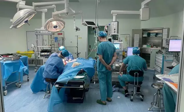 醫生為男童進行接臂手術。（網上圖片）