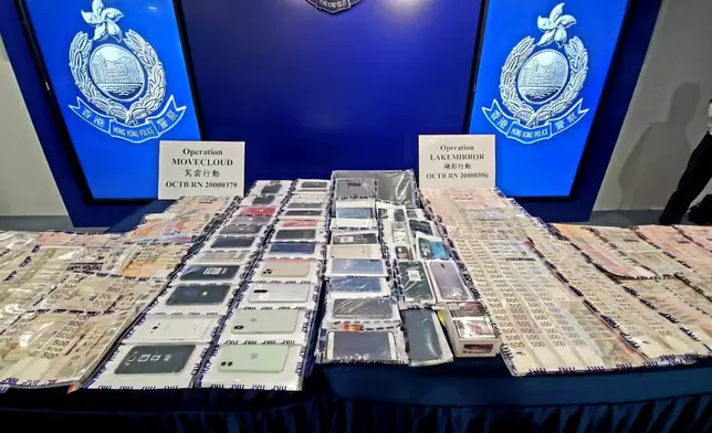 警方展示檢獲的現金及手提電話等證物。