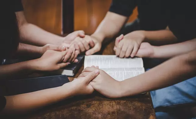 網友指個基督徒老細，經常軟硬兼施地叫員工返教會。(設計圖片)