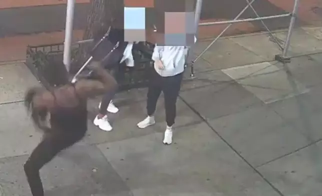 美國兩名亞裔女子遭一名非裔女子持錘攻擊，一名子亞裔被砸中頭部受傷。影片截圖