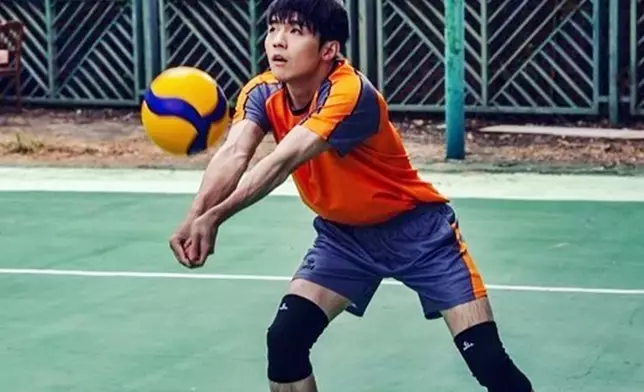 先後參加過南華、寧逸等職業球會排球隊。「男排女將」劇照
