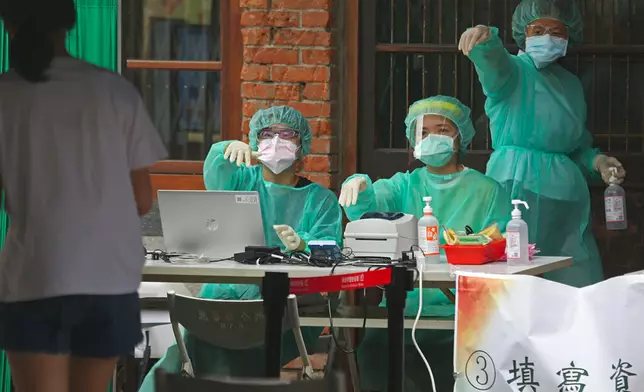 台灣本土新冠肺炎疫情大爆發。AP圖片