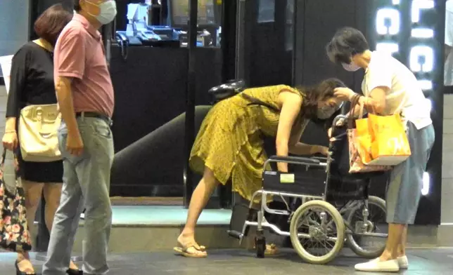 阿芝先行到門外打開輪椅迎接外婆