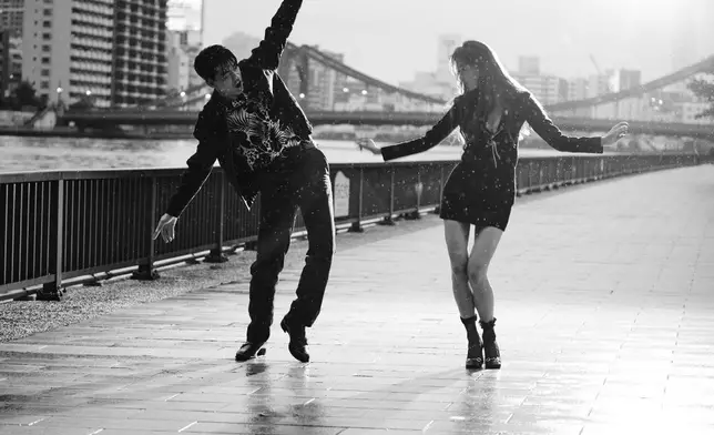 微博多咗呢一張，見二人好似雨中跳緊舞喎！