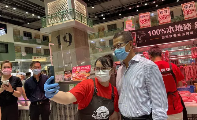 陳茂波到訪街市時與市民和商戶交流。