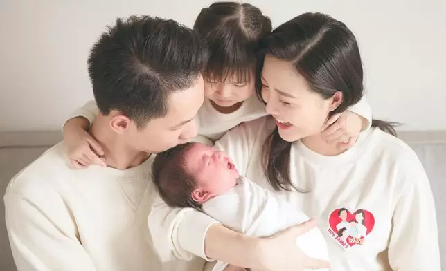 吳若希（Jinny）和老公何兆鴻婚後育有女兒Giselle和兒子Kylian。（網上圖片）