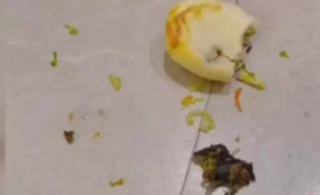 福州男吃菜包驚見半隻老鼠在包內，嚇得整個人跳了起來。