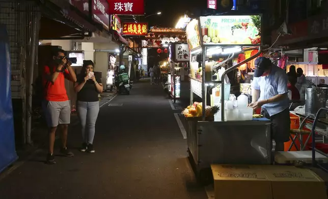 台灣新增55宗新冠肺炎本土確診個案，多5人死亡。AP圖片