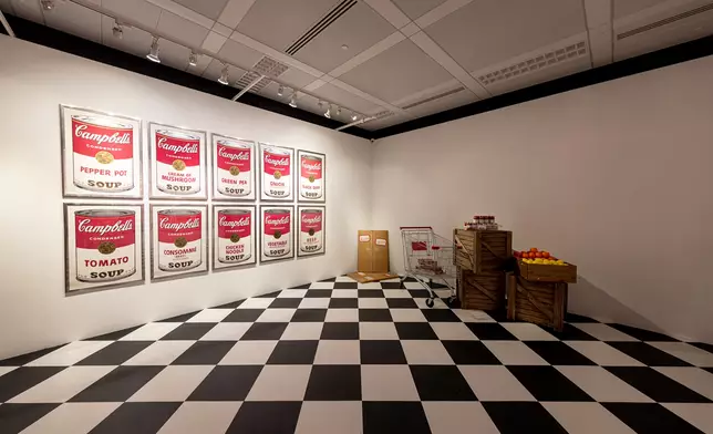 安迪 ∙ 沃荷（Andy Warhol） 《金寶湯之一（一套十幅）》晝作的場景更是模仿了超級市場。