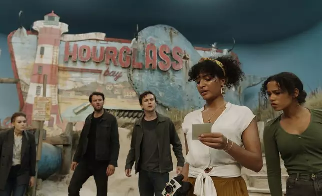 眾人需要解題才能逃出密室。