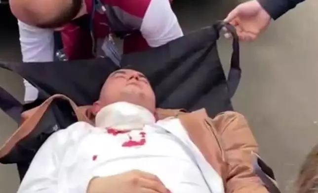 拉特波夫自殘後癱倒在被告欄的長椅上，不省人事。@franakviacorka Twitter