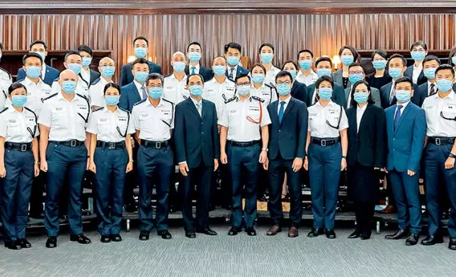 鄧炳強（第一排中）頒發晉升函件予39名人員。《警聲》圖片