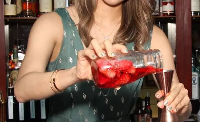 新碟名為《TASTING》就好似透過音樂知道Jolie品味一樣，她其中一樣喜好就是愛飲雞尾酒，今次她特別跟調酒師學整「不再分離」，材料包括： 草莓泡製意大利Campari苦酒、 甜苦艾酒及杜松子酒等。 