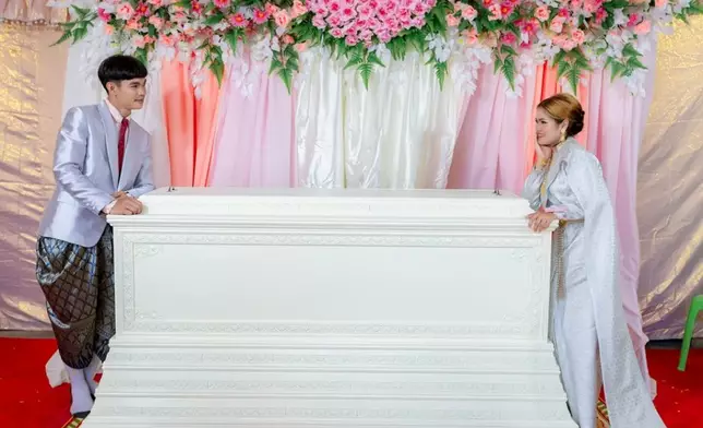 新郎解釋，擺放棺材是象徵見證他們至死不渝的愛情。Kan Pho To社交媒體圖片