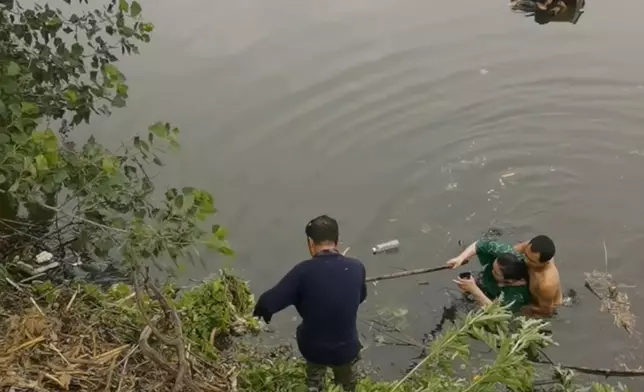 教師劉洪鑫落水救人，先將媽媽救回岸邊交予其丈夫，再折返救回兒子。網上圖片