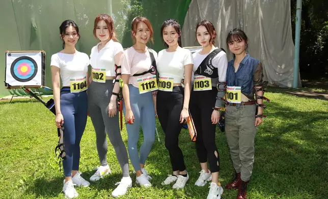 女子組箭術初賽由6位參賽藝員出戰，（左起）郭柏妍、鞏姿希、梁敏巧、李芷晴、黃子桐、羅毓儀