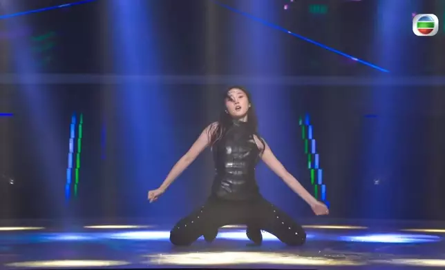 Yumi繼續又唱又跳。（影片截圖）