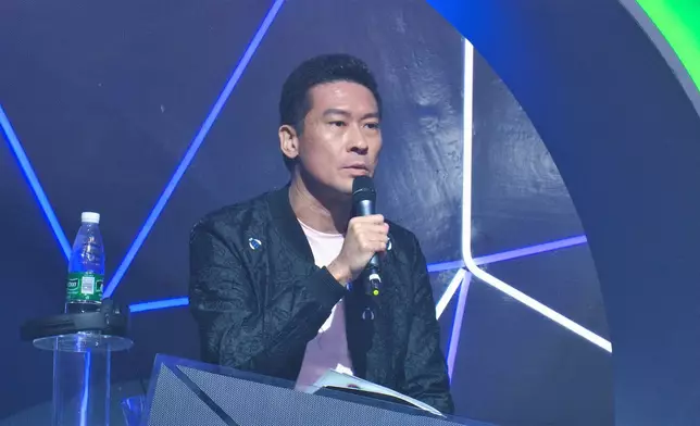 張佳添更加係由台上讚到台下，仲話Yumi係Sammi接班人。